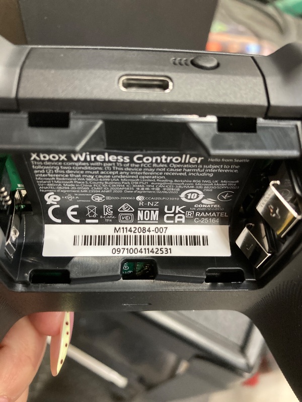 Photo 1 of ***its doesnt work, only use for parts, not return, not refund** Xbox Series X - Gaming Console - 1TB SSD - Includes Wireless Controller - 4K Gaming - 120FPS - Carbon Black