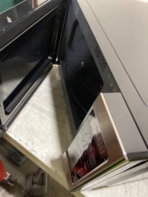 Photo 1 of Farberware 0.9 Cu. Ft. Countertop Microwave Oven – 900 Watts Power, Auto Cook Settings, Defrost, Easy Clean and Child Safety Lock - Stainless Steel
***** PARTS ONLY ***