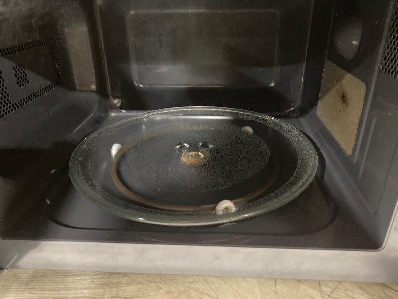 Photo 1 of Farberware 0.9 Cu. Ft. Countertop Microwave Oven – 900 Watts Power, Auto Cook Settings, Defrost, Easy Clean and Child Safety Lock - Stainless Steel
***** PARTS ONLY ***