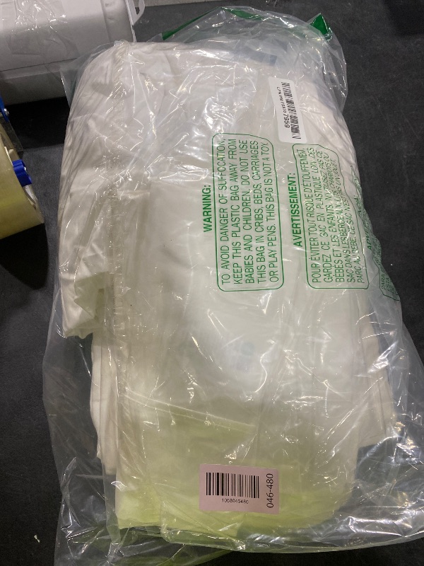 Photo 1 of (2) king pillow cases, (1) split king flat sheet and (1) QUEEN fitted sheet.