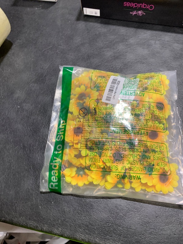 Photo 1 of 100 Pcs Mini Fake Sunflowers Heads Yellow Artificial Sunflowers Heads Fabric Sunflower Craft Floral Embellishments Flower Decor Product for Wreaths Wedding Artificial Flowers Home Making Handicrafts