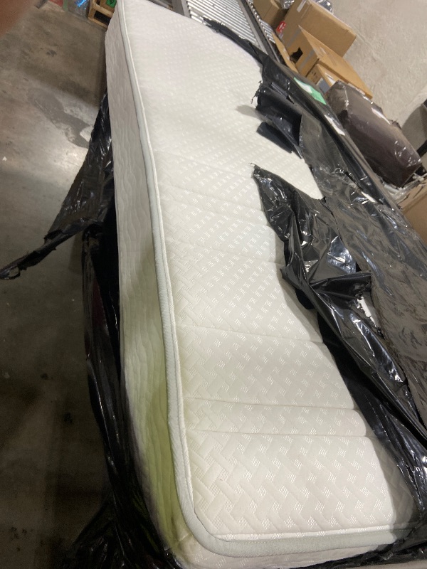 Photo 1 of Zinus 8 Inch Foam and Spring Hybrid Mattress [New Version], Twin, Fiberglass Free, Medium Firmness, Durable Support, Certified Safe Foams & Fabric, Mattress in A Box, White
