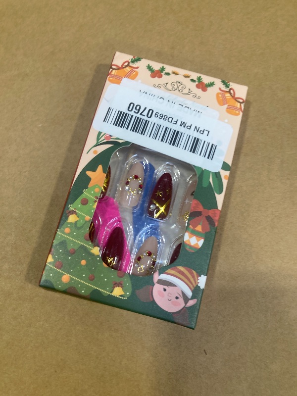 Photo 1 of 24Pcs Christmas Press on Nails Medium Almond Fake Nails with Xmas Wreath Rhinestones Designs 3D Winter Flower False Nail New Year Acrylic Nails Full Cover Gold Snowflake Glue on Nailsfor Women