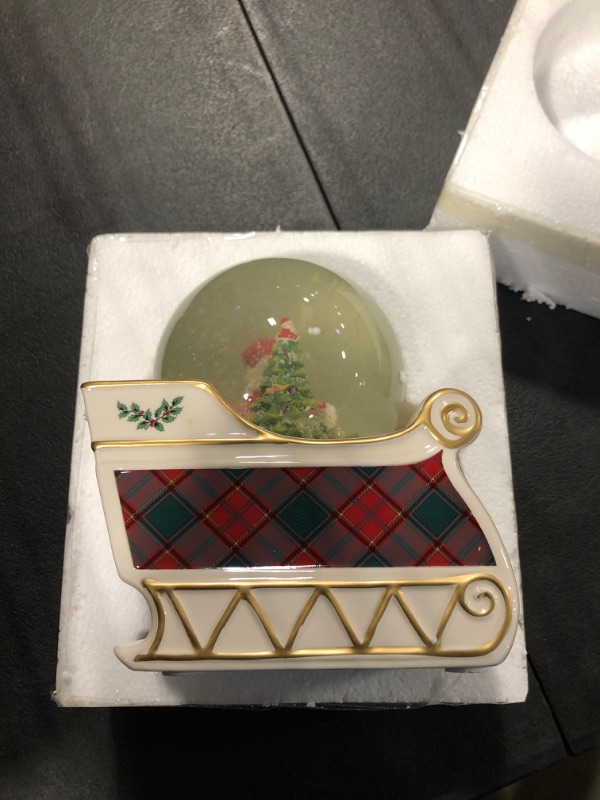 Photo 1 of ** clerk comments**
Spode Christmas Tree Santa Sleigh Winter Wonderland Snow Globe, Plays Soothing Music - Durable Dolomite, Personalized Collectible Great for Christmas, Weddings, Home Décor