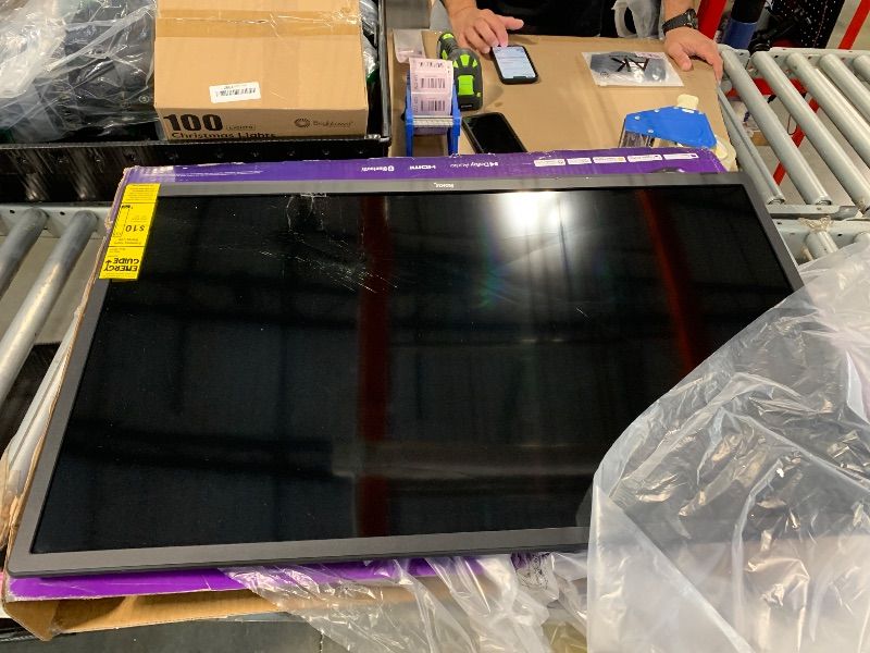 Photo 1 of   ***not working*** **BROKEN***Roku Smart TV 2025 – 32-Inch Select Series, 1080p Full HD TV – Roku TV with Voice Remote – Flat Screen LED Television with Wi-Fi for Streaming Live Local News, Sports, Family Entertainment