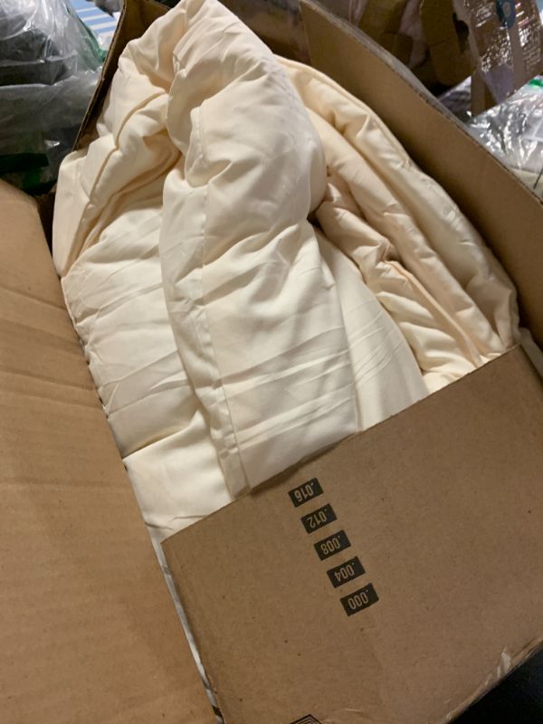 Photo 1 of Bedsure Comforter Duvet Insert - Quilted Comforters Cal King Size, All Season Duvet, GentleSoft Down Alternative Bedding, with 8 Tabs, Gifts for Women/Men, Cream,Cal King 102 x 96 InchesLPNPMFH7700301

