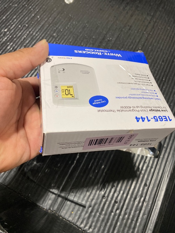 Photo 1 of Emerson 1E65-144 Electronic Non-Programmable Line Voltage Thermostat