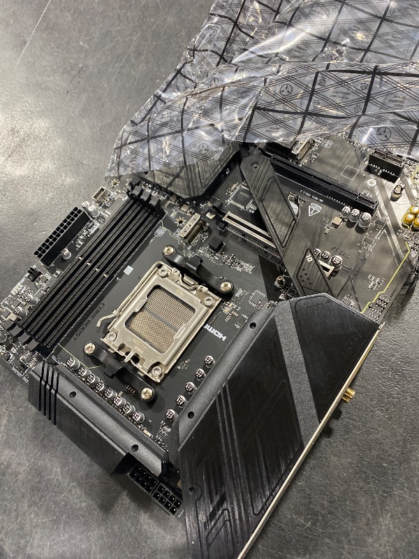 Photo 1 of MSI MAG B650 Tomahawk WiFi Gaming Motherboard (AMD Ryzen 9000/8000/7000 Series Processors, AM5, DDR5, PCIe 4.0, M.2, SATA 6Gb/s, USB 3.2 Gen 2, HDMI/DP, Wi-Fi 6E, Bluetooth 5.3, 2.5Gbps LAN, ATX)