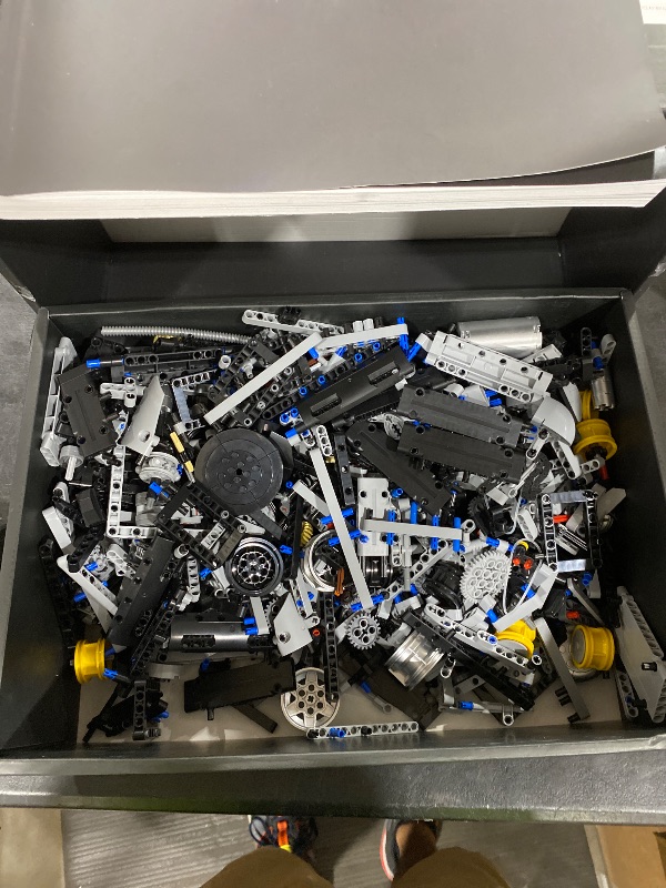 Photo 1 of Nifeliz L6 Engine Building Set, Advanced Collector’s Engine Model Toy, Physical Science Educational Toy for Adults, Home or Office Display (2,820PCS, NF10316)