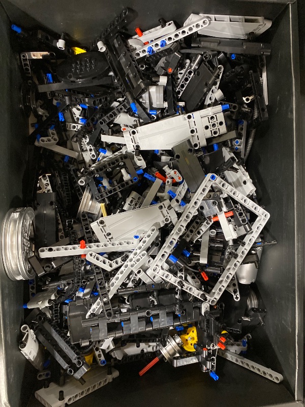 Photo 1 of Nifeliz L6 Engine Building Set, Advanced Collector’s Engine Model Toy, Physical Science Educational Toy for Adults, Home or Office Display (2,820PCS, NF10316)