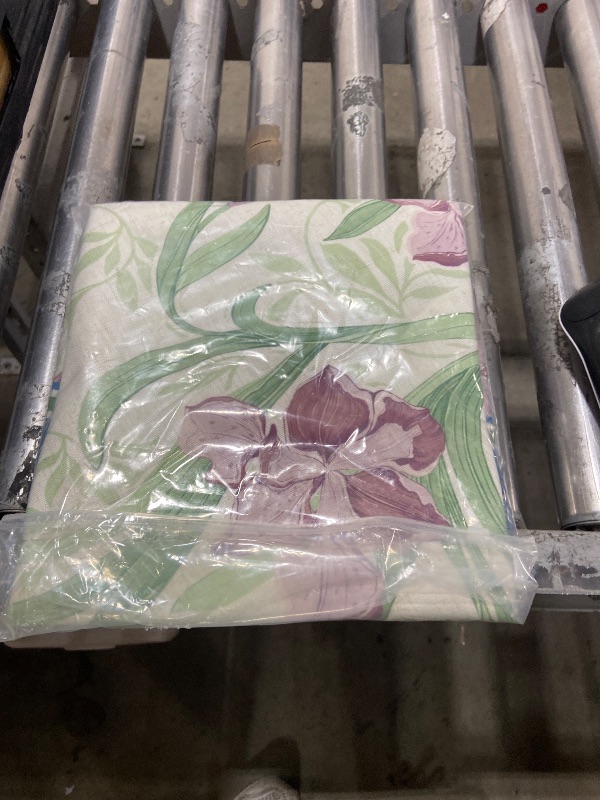 Photo 1 of patdrea Designer Vintage Green Tablecloth for Round Table,Framhouse Linen Violets Pattern Tablecloths,Floral Table Cover Decor for Kitchen Dining Christmas,Thanksgiving,Diameter 67"-Tara a