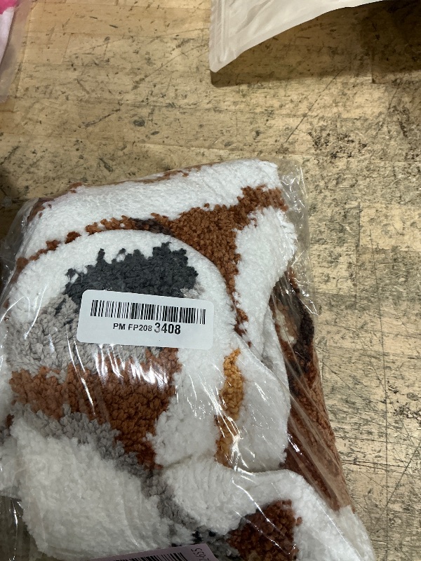 Photo 2 of Drydiet Highland Cow Bathroom Rug Western Cow Print Rug Cute Funny Bath Mat Decorative Western Bathroom Mat Vintage Farmhouse Highland Decor for Entrance Home Kitchen Bedroom, 24 Inch