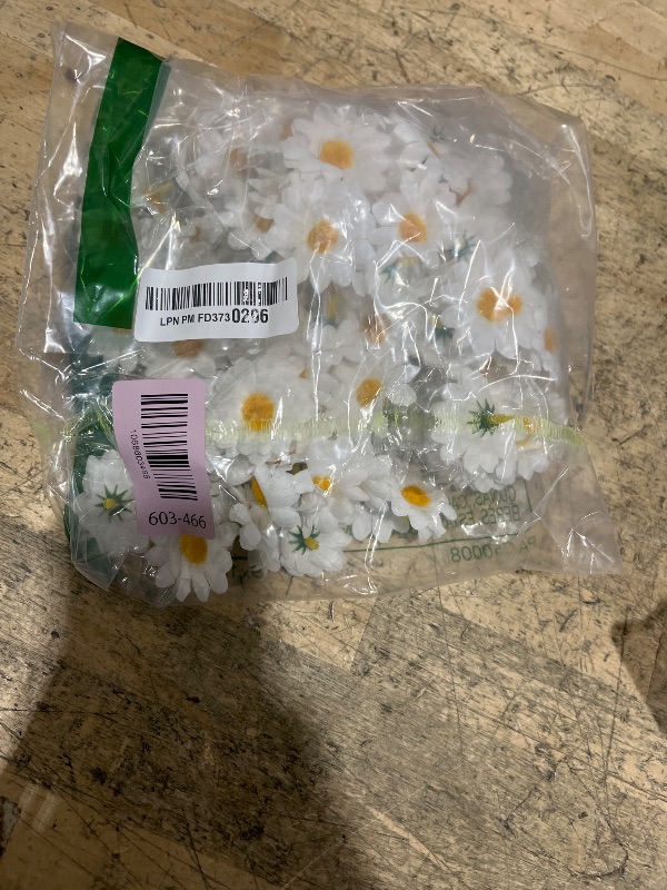 Photo 1 of 100Pcs Fabric Daisy Flower Head, 1.5 Inch Artificial Gerbera Daisy Artificial Chrysanthemum Flowers Heads, White Artificial Gerbera Fake Flowers Heads, Flowers Heads for Wedding Party and DIY Craft