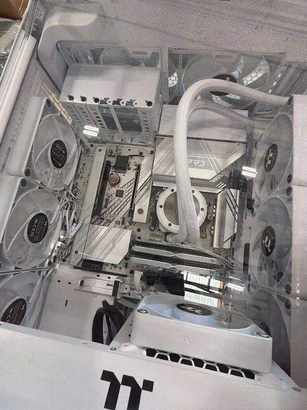 Photo 1 of ***************FOR PARTS ONLY- MISSING GRAPHICS CARD*****************
Thermaltake Reactor 9880S Gaming Desktop (AMD Ryzen™ 7 9800X3D, ToughRam 32GB DDR5 6400MT/s RGB Memory, NVIDIA® GeForce RTX™ 5080, 2TB NVMe M.2, WiFi, Windows 11) T6WT-X870-580-LCS