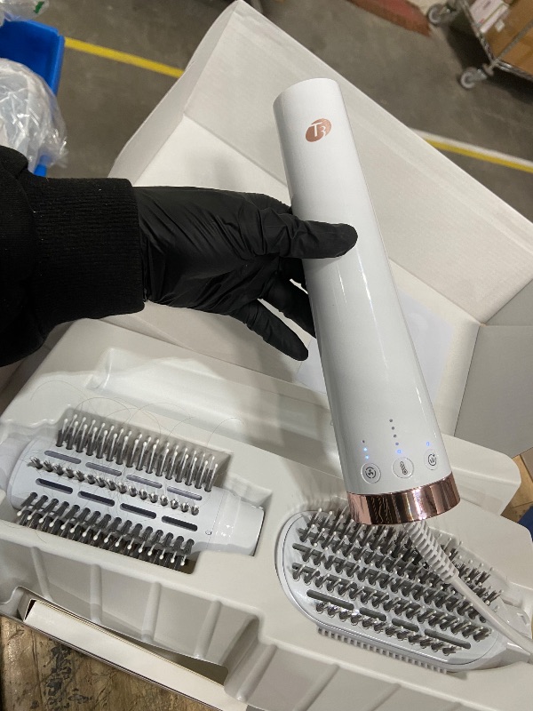 Photo 1 of "T3 AireBrush Duo Interchangeable Hot Air Blow Dry Brush with Two Attachments ? Includes 15 Heat and Speed Combinations, T3 IonFlow Technology, Volume Booster Switch, Lock-in Cool Shot"