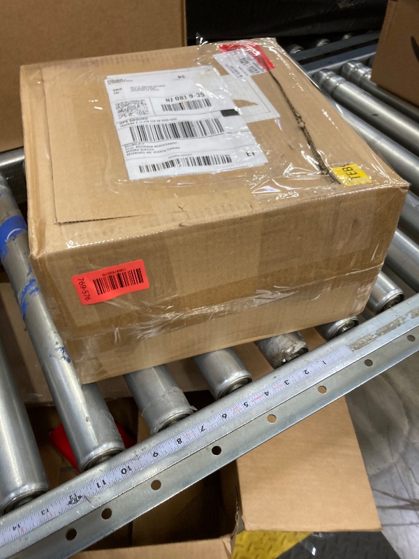 Photo 1 of ***SELLING AS PARTS ONLY -NON-FUNCTIONAL *** Amazon Basics 8-Sheet Cross Cut Paper Shredder and Credit Card Shredder - Black