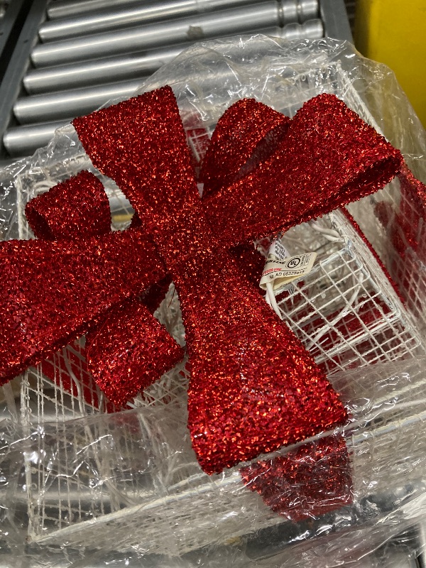 Photo 1 of ***(NON-FUNCTIONAL -SELLING AS IS)*** National Tree Set of 3 White Thread Giftbox with 35 Clear Indoor/Outdoor Lights (MZC-395)