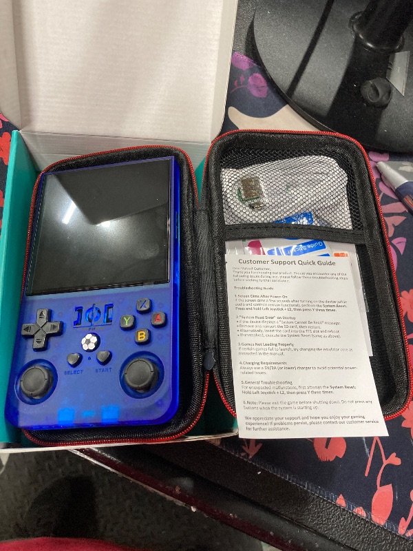 Photo 1 of ?R36MAX 4000mAh Portable Rechargeable Handheld Retro Game Console,Comfort Non-Slip Handheld Standing Retro Game Console with 64G TF Car,4.0-inch Screen,for Office,Blue