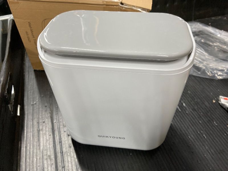 Photo 1 of ****Factory seal****

Small Trash Can with Lid, 1.8 Gallon Flip-Top Wall-Mounted Garbage Can, Slim Waste Basket & Compost Bin for Bathroom, Kitchen, Bedroom, Living Room, Office, Laundry - White (1.8 Gel) (2.1 Gel)