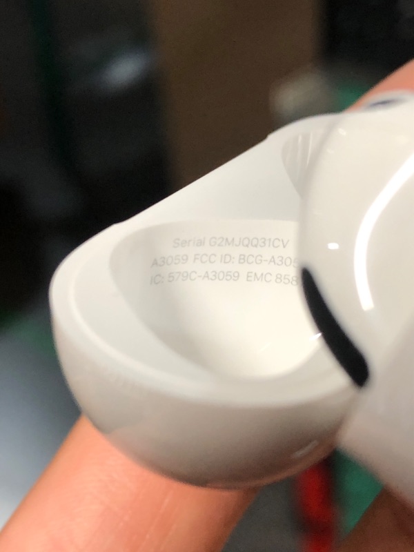 Photo 1 of ** FOR PARTS ONLY **
Apple AirPods 4 Wireless Earbuds, Bluetooth Headphones, with Active Noise Cancellation, Adaptive, Transparency Mode, Personalized Spatial Audio, USB-C Charging Case, Wireless Charging, H2 Chip