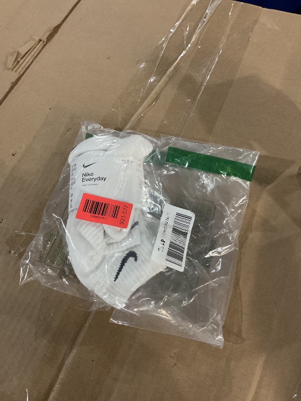 Photo 1 of * only comes with two pairs *
Nike Unisex Everyday Cushioned Training Ankle Socks (3 Pairs), White/Black, Small