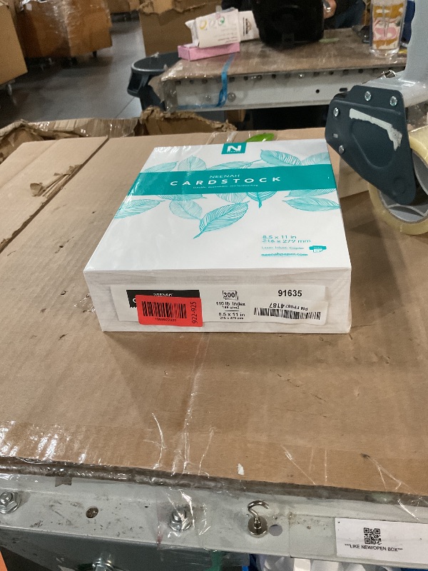 Photo 1 of * factory sealed *
Neenah White Index Paper, Mediumweight, 300 Sheets, 199 gsm, 94 Brightness, 8.5" x 11" - MORE SHEETS! (91635)