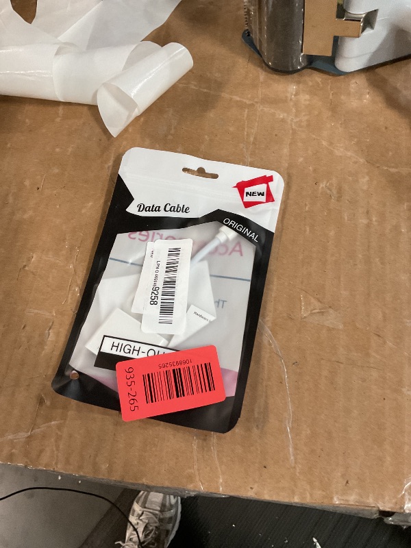 Photo 1 of [MFi Certified] USB C to HDMI Adapter for iPhone 17 16 15 to TV, 4K@60Hz Type-C to HDMI Adapter with 100W Fast Charging Port for iPhone 17/17 Pro/17 Pro Max/Air/16 15 Pro Max to HDTV Projector Monitor