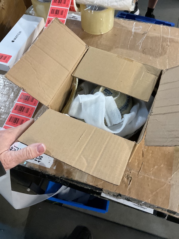 Photo 1 of ************The large plate is broken**************
Whitenesser 4-Piece Ceramic Dinnerware Set, Plate, Dish, Bowl, Spoon, Japanese Hand-painted Tableware set, A Good Tableware (Yule)