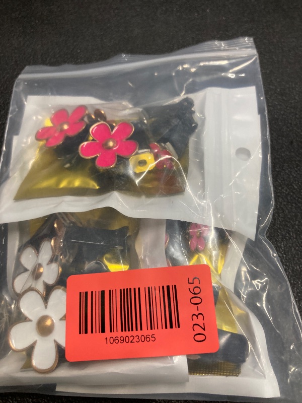 Photo 1 of 12 Pcs Daisy Flower Air Vent Clip, Car Air Fresheners Air Conditioning Outlet Clip Car Interior Accessories for Girls Women (Red, Pink, White)