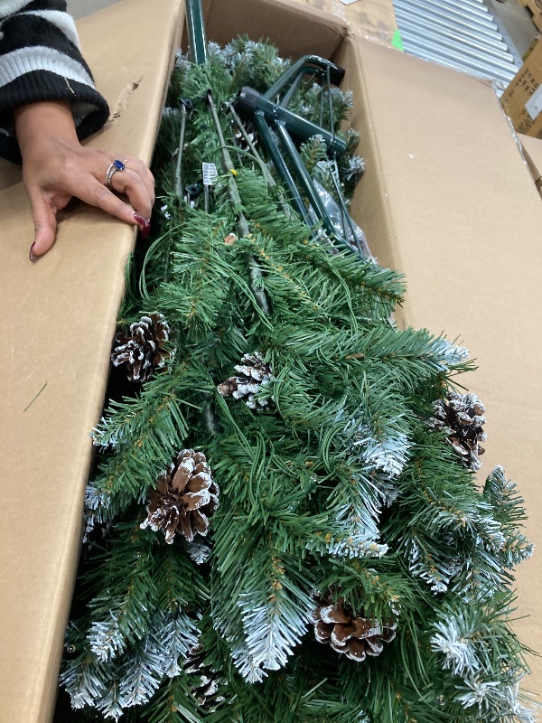 Photo 2 of DECSPAS 6FT Artificial Christmas Tree, Pre-lit Hinged Artificial Christmas Tree for Home Holiday Party Decorations, Xmas Tree with 820 Branch Tips, 320 Warm Lights, Easy Assembly, Foldable Base