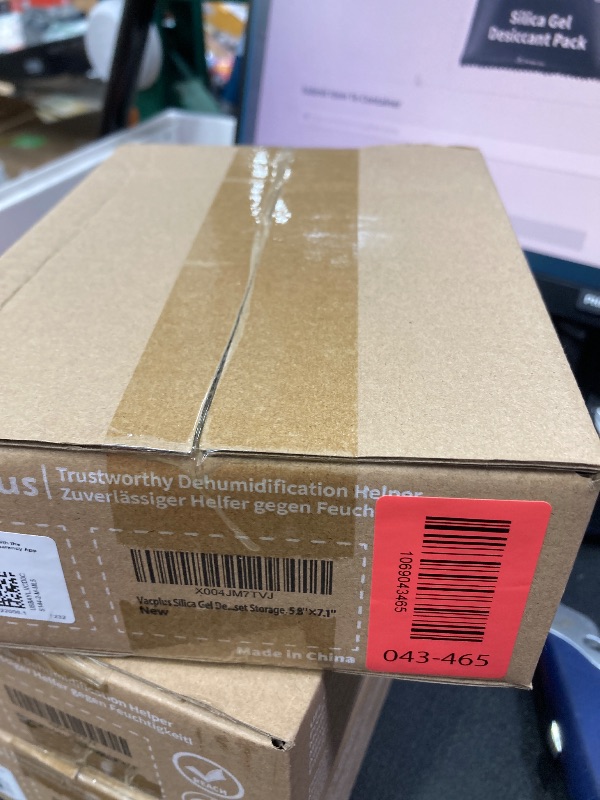 Photo 1 of ***Factory seal***
Vacplus Pack 400g Reusable Desiccant Packs for Storage, Large Silica Gel Packets with Indicator Beads, Dehumidifier and Moisture Absorber for Car, Closet, Drawer, 5.8" x 7.1"