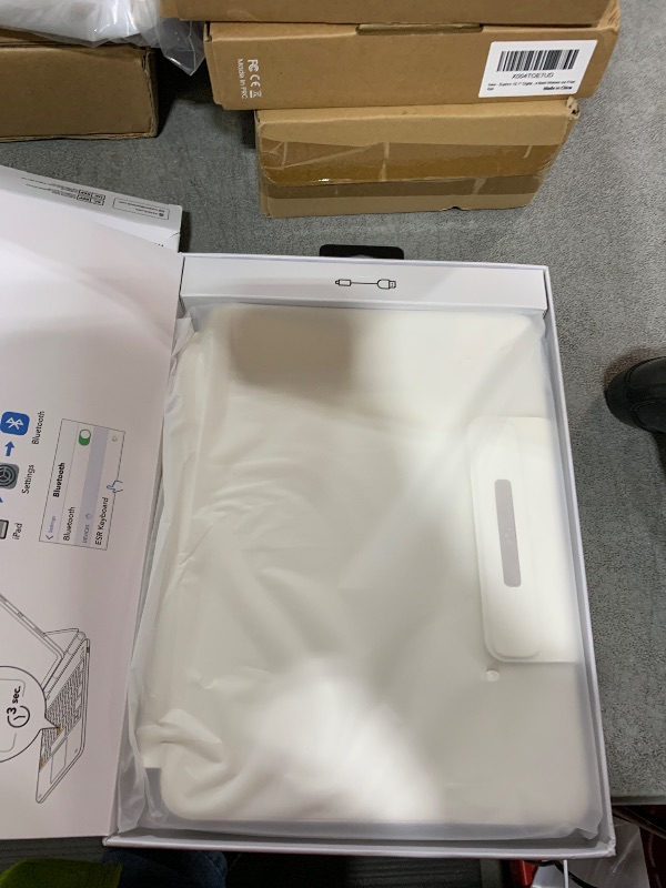 Photo 1 of ESR iPad 11th(A16, 2025)/10th Gen Case with Keyboard, Magic Keyboard for iPad 10.9", Case with Floating Cantilever Stand, Springy Backlit Keys, Multi-Touch Trackpad, Rebound Series, White