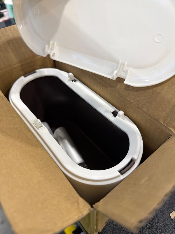 Photo 1 of *MAJOR DAMAGE - Lid is broken off at the hinge*
SUBEKYU Mini Trash Can with Lid,Small Desk Trash Can,Countertop Mini Garbage Cans,Tiny Waste Basket,White,with 3 roll Bags