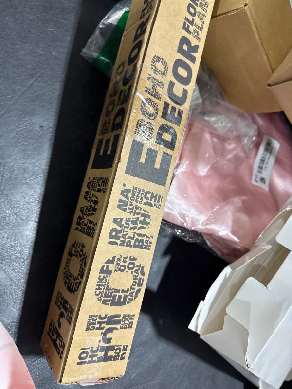 Photo 1 of 130PCS Natural Dried Pampas Grass Boho Home Decor Bouquet Phragmites Dried Flowers Bouquet for Wedding Floral Arrangements Home Decorations (130PCS)