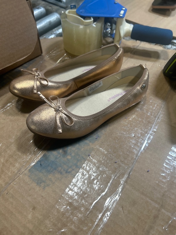 Photo 1 of ****NUMBER 6****
Amazon Essentials Girls' Bow Ballet Flats, Metallic Gold, 4 Big Kid