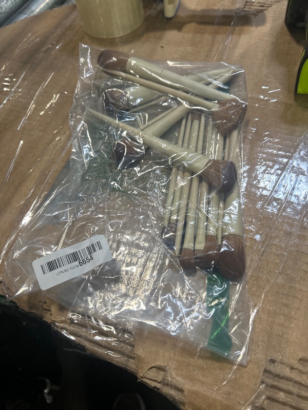 Photo 1 of ****SIMILAR ITEM****
BS-MALL Professional Makeup Brush Set 18 Pcs Premium Synthetic Foundation Powder Concealers Eye Shadows Blush Makeup Brushes with Travel Case (Matte white beige)