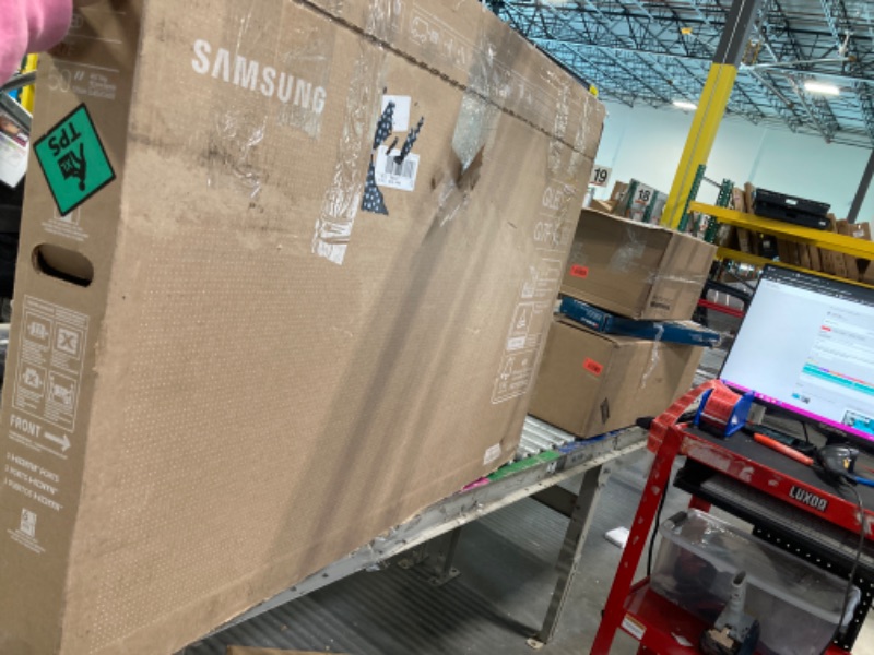 Photo 1 of **BROKEN SCREEN** **SALE FOR PARTS**
Samsung 50-Inch Class QLED Q7F Series Samsung Vision AI Smart TV (2025 Model, 50Q7F) Quantum HDR, Object Tracking Sound Lite, Q4 AI Gen1 Processor, 4K upscaling, Gaming Hub, Alexa Built-in