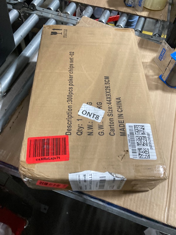 Photo 1 of ***MINOR DAMAGE TO SUITCASE***AIBETOMG Poker Chips with Numbers,300Pcs Clay Poker Chips Set with Aluminum Travel Case,14 Gram Casino Poker Set for Texas Holdem, Blackjack***MINOR DAMAGE TO SUITCASE***