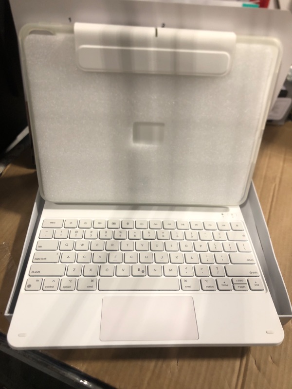 Photo 1 of *USED*
ESR iPad Pro 13 Inch Case with Keyboard (M5/M4, 2025/2024), iPad Pro 13 Keyboard Case with Easy-Set Magnetic Stand, Portrait/Raised Modes for iPad Pro 13, Removable, Rebound 360 Series,White