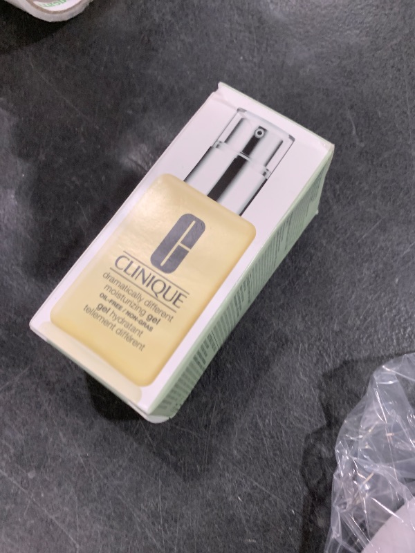 Photo 1 of Clinique 3-Step Dramatically Different Moisturizing Gel | Oil-Free | Face Moisturizer for Combination Oily to Oily Skin Types, 4.2 Fl Oz
