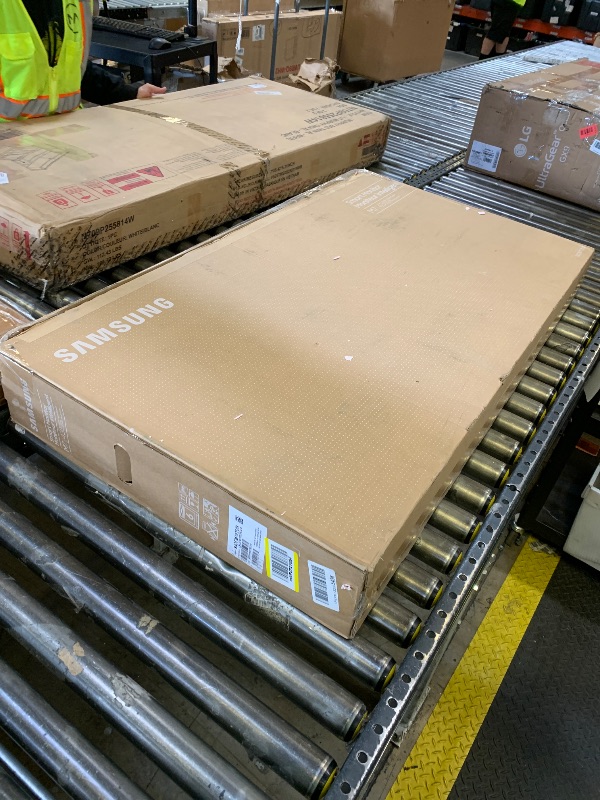 Photo 1 of Samsung 43” Smart Monitor M7 (M70F) 4K UHD Display, Samsung Vision AI, Smart TV Apps, Gaming Hub, USB-C, HDMI and USB-A, Black, LS43FM702UNXZA, 2025