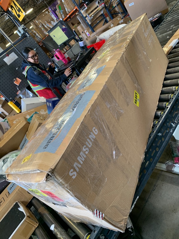 Photo 1 of Samsung Q-Series Soundbar HW-Q900F 7.1.2 ch Subwoofer (2025 Model) Smart Integration, Wireless Dolby Atmos, Q-Symphony