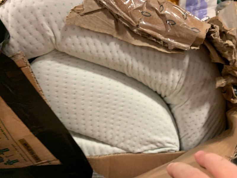 Photo 1 of ZINUS 5 Inch Memory Foam Mattress, Narrow Twin, Fiberglass Free, Medium Firmness, Day, Trundle & Bunk Bed Compatible, Certified Safe Foams & Fabric, Mattress in A Box, White (Box Packaging Damaged. Moderate Use. Dirty from Previous Use. Minor Damage to it