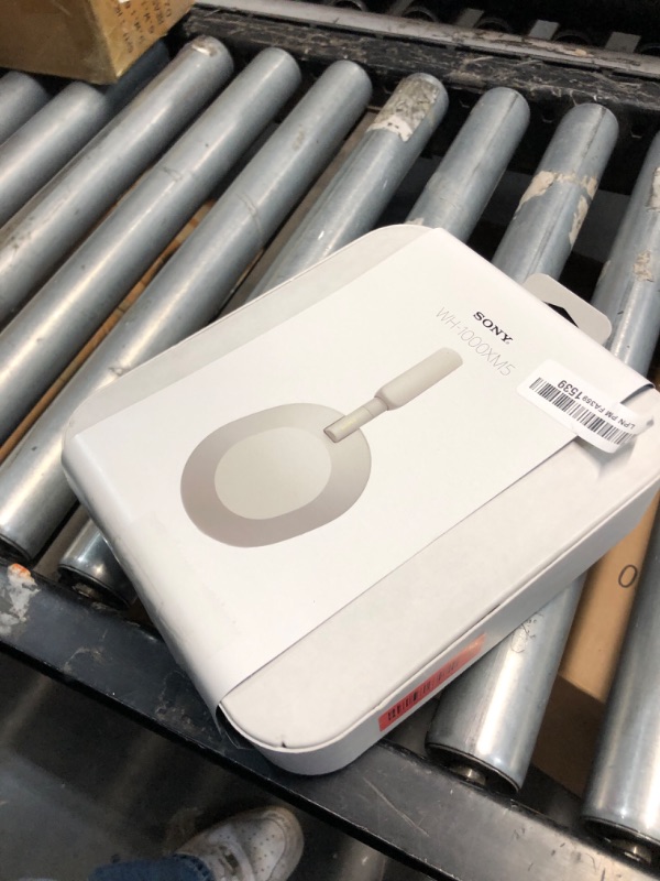 Photo 1 of *********PRODUCT DOES TURN ON********MAGAR DAMAGE*****Sony WH-1000XM5 Premium Noise Canceling Headphones, Auto NC Optimizer, 30-Hour Battery, Alexa Voice Control, Silver