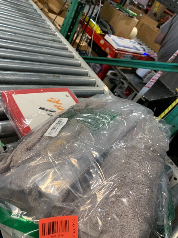 Photo 1 of ***BLEACH STAINS ON ONE TOWEL******Amazon Basics 2 Piece Quick-Dry Oversize Bath Towel, 100% Cotton, Platinum, 54" x 30"