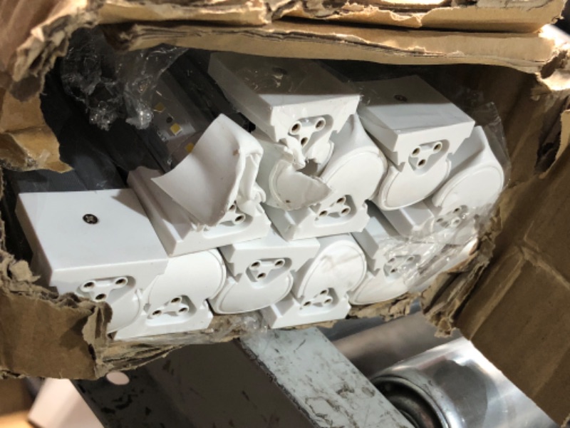 Photo 1 of ***DAMAGED - SEE NOTES/PICTURES*** Barrina LED Shop Lights, 8FT 72W 10000LM 5000K, Daylight White, V Shape, Clear Cover, High Output, Linkable, T8 LED Tube Light, for Garage 8 Foot with Plug (Pack of 10)