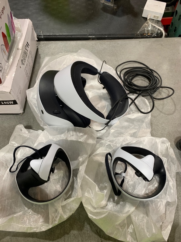 Photo 1 of PlayStation VR2 Horizon Call of The Mountain™ Bundle (PSVR2)