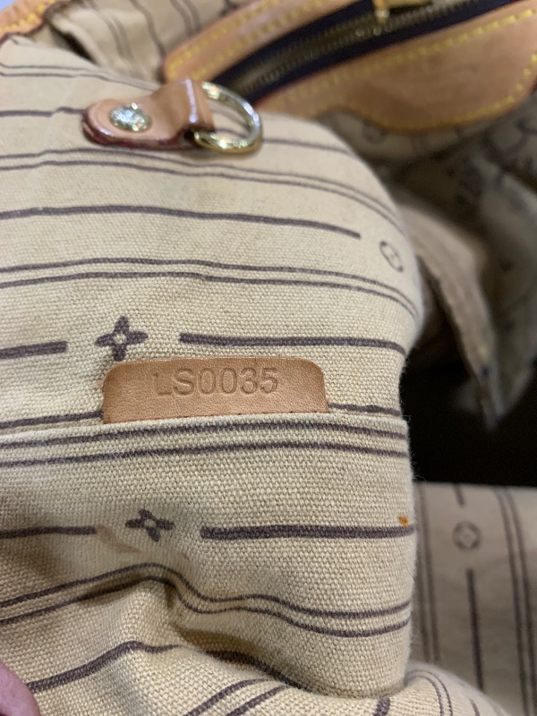 Photo 1 of ****UNABLE TO AUTHENTICATE****
Louis Vuitton Women's Pre-Loved Neverfull Monogram Tote