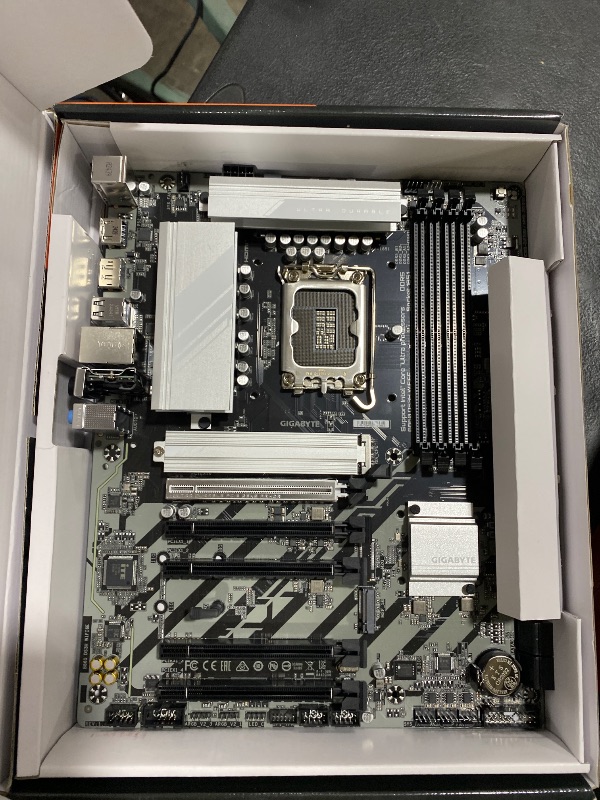 Photo 1 of GIGABYTE B860 DS3H WIFI6E Intel Core Ultra (Series 2) LGA 1851 Motherboard, ATX, DDR5, 3X M.2, PCIe 5.0, USB-C, WIFI6E, 2.5GbE LAN, EZ-Latch