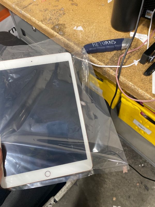 Photo 1 of Apple iPad (10.2-inch, Wi-Fi, 32GB) - Gold (Latest Model, 8th Generation) (Renewed)